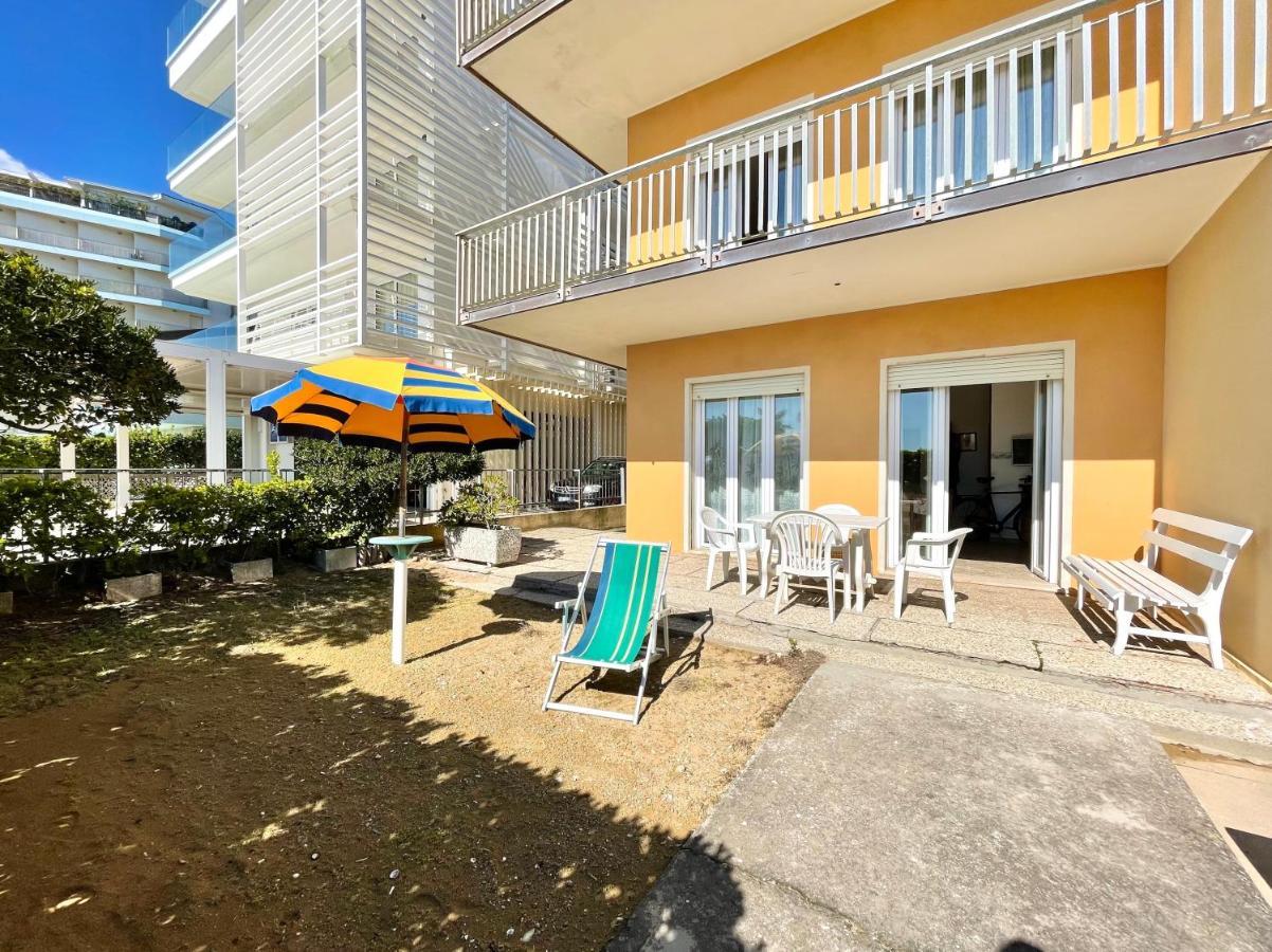 Villa Fronte Mare-Carraro Immobiliare Jesolo - Family Apartments Экстерьер фото