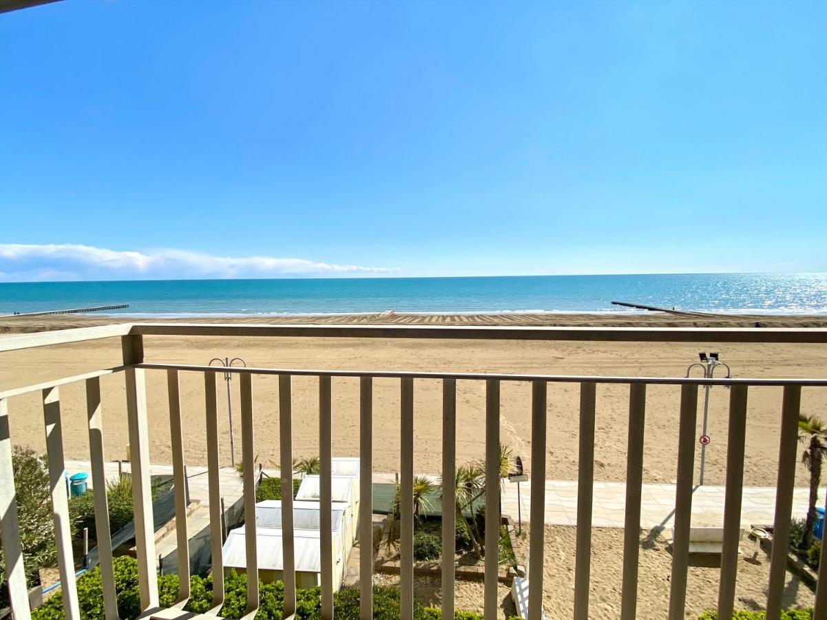 Villa Fronte Mare-Carraro Immobiliare Jesolo - Family Apartments Экстерьер фото