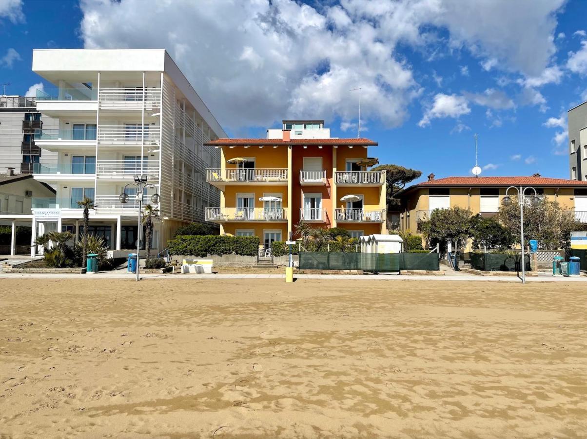 Villa Fronte Mare-Carraro Immobiliare Jesolo - Family Apartments Экстерьер фото