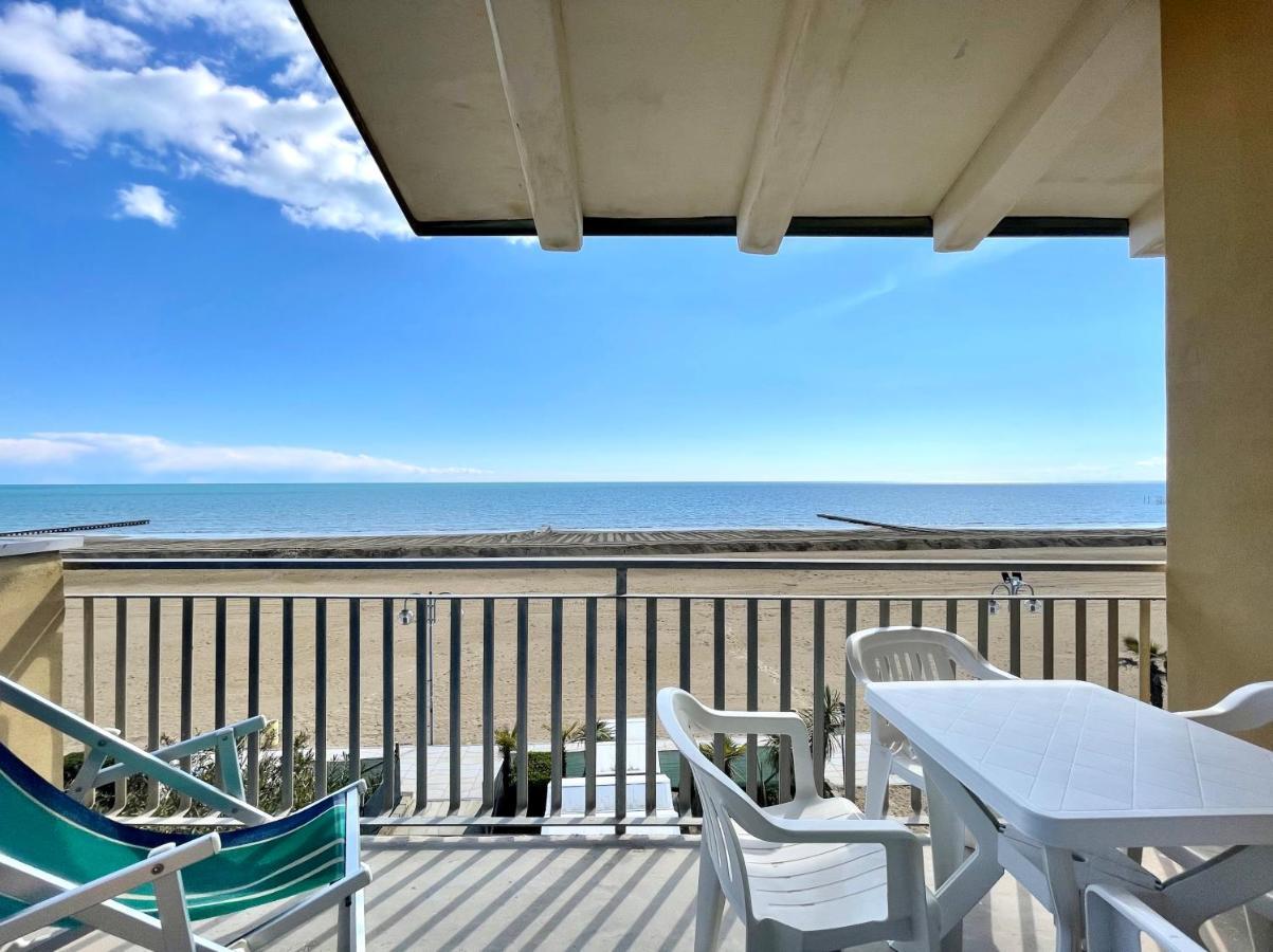 Villa Fronte Mare-Carraro Immobiliare Jesolo - Family Apartments Экстерьер фото